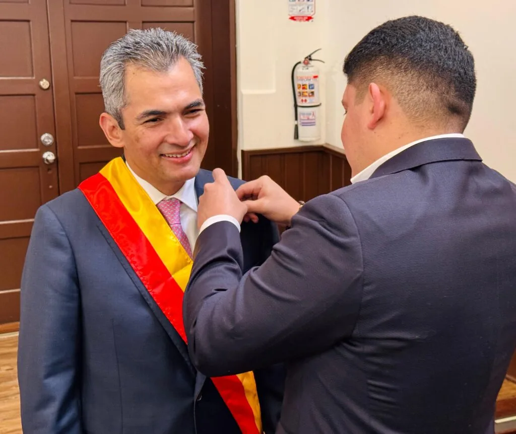Momento de la condecoración a Alfonso Campo Martínez en Bogotá
