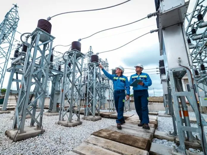 Trabajos de Energua en redes eléctricas durante corte de luz en Valledupar