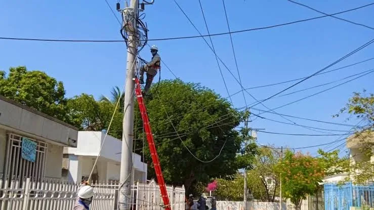 Trabajador realiza mantenimiento de la red eléctrica en Valledupar