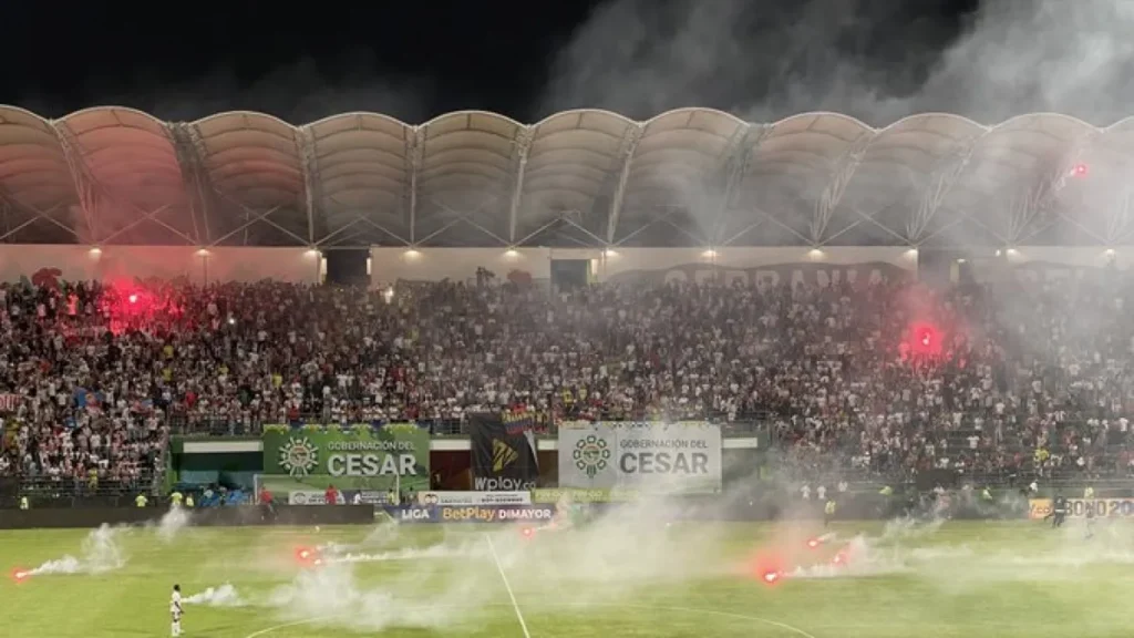 Bengalas y humo durante los disturbios del partido Alianza–Junior en Valledupar