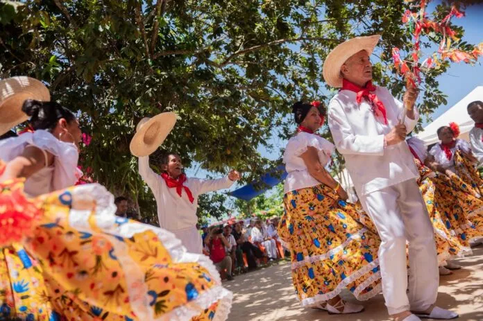Personas mayores del Cesar realizan una presentación cultural y folclórica en Pueblo Bello.