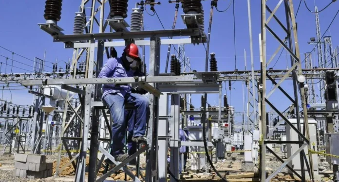Técnicos realizan trabajos en redes eléctricas durante cortes de energía programados en el Cesar