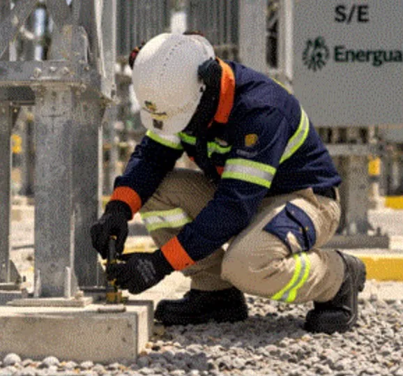 Técnico de Energua realiza trabajos de mantenimiento en infraestructura eléctrica