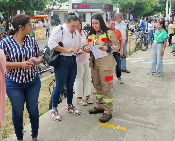 Personal de Energua orienta a usuarios sobre canales para pagar la factura de energía en Valledupar