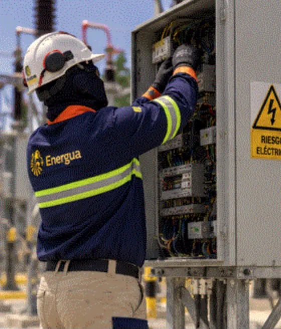 Técnico de Energua revisa equipos eléctricos durante labores de mantenimiento
