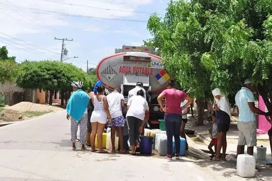 Habitantes reciben agua de un carrotanque ante riesgo de desabastecimiento en municipios del Cesar
