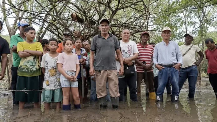 Familias campesinas afectadas por inundaciones en el predio Caja de Ahorro #1, en Aguas Blancas, Valledupar.