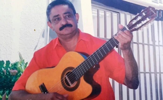Hernando Marín tocando guitarra, compositor de grandes clásicos vallenatos