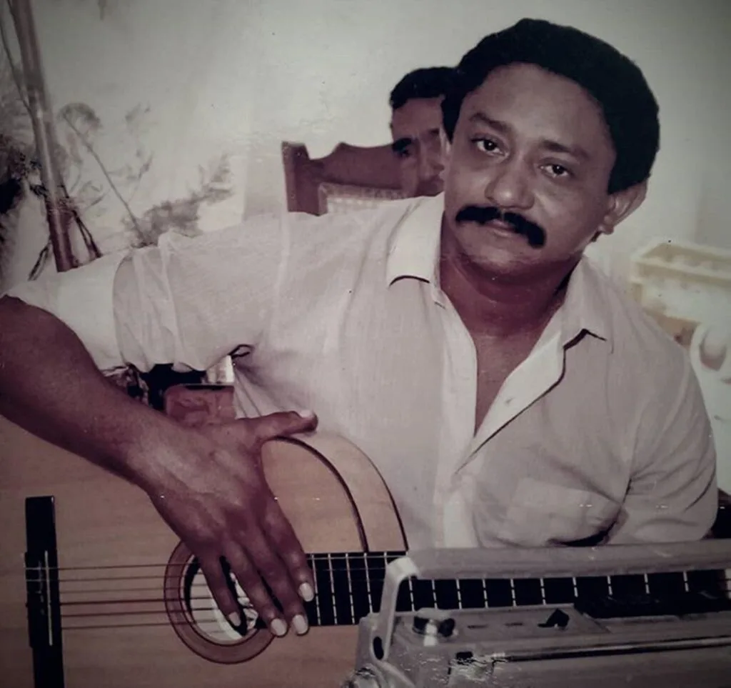 Hernando Marín con su guitarra durante una reunión musical