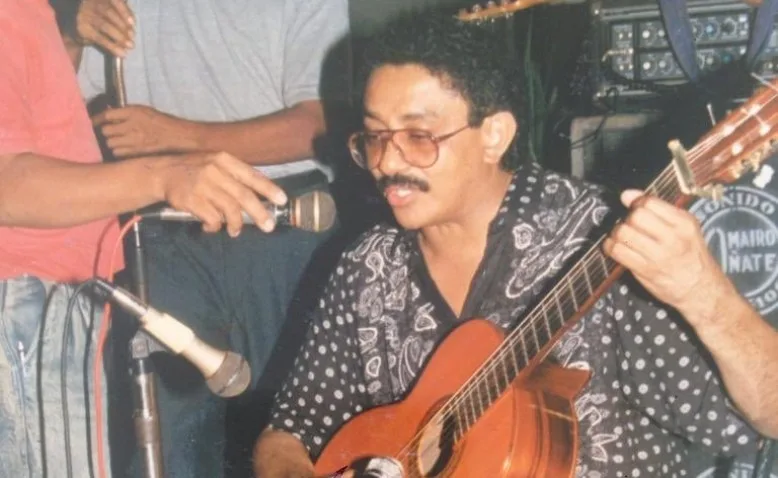 Hernando Marín interpretando su guitarra durante una presentación musical
