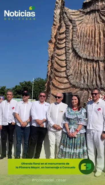 Ofrenda floral en homenaje a Consuelo Araújo Noguera en el monumento de la Pilonera Mayor