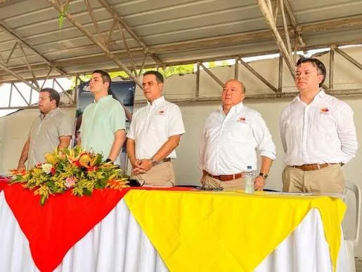 Autoridades y funcionarios durante ceremonia institucional realizada en el Cesar