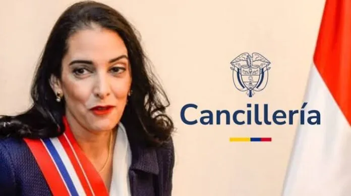 Adela María Maestre Cuello, nueva vicecanciller de Colombia, junto a la imagen institucional de la Cancillería