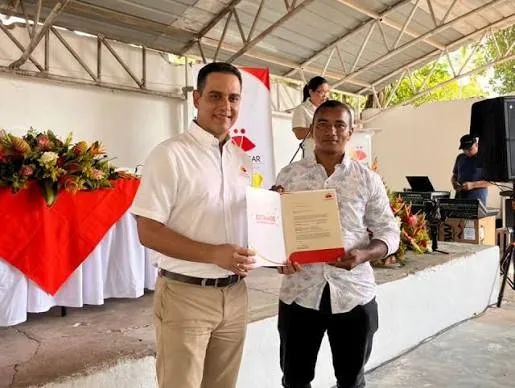 Beneficiario recibe documento oficial durante jornada institucional en el Cesar