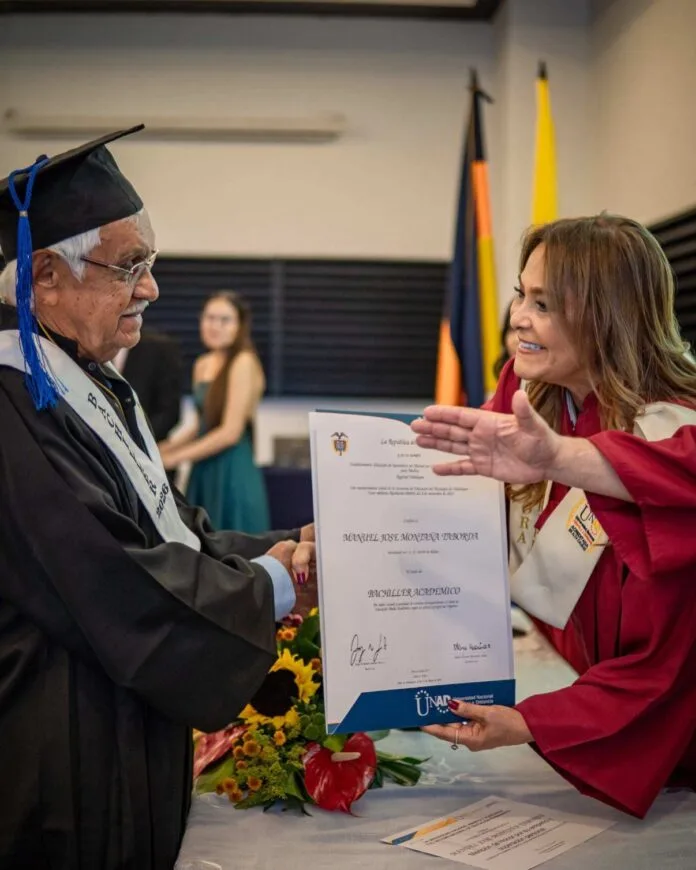 Manuel Montaño recibe su diploma de bachiller durante ceremonia de la UNAD en Valledupar