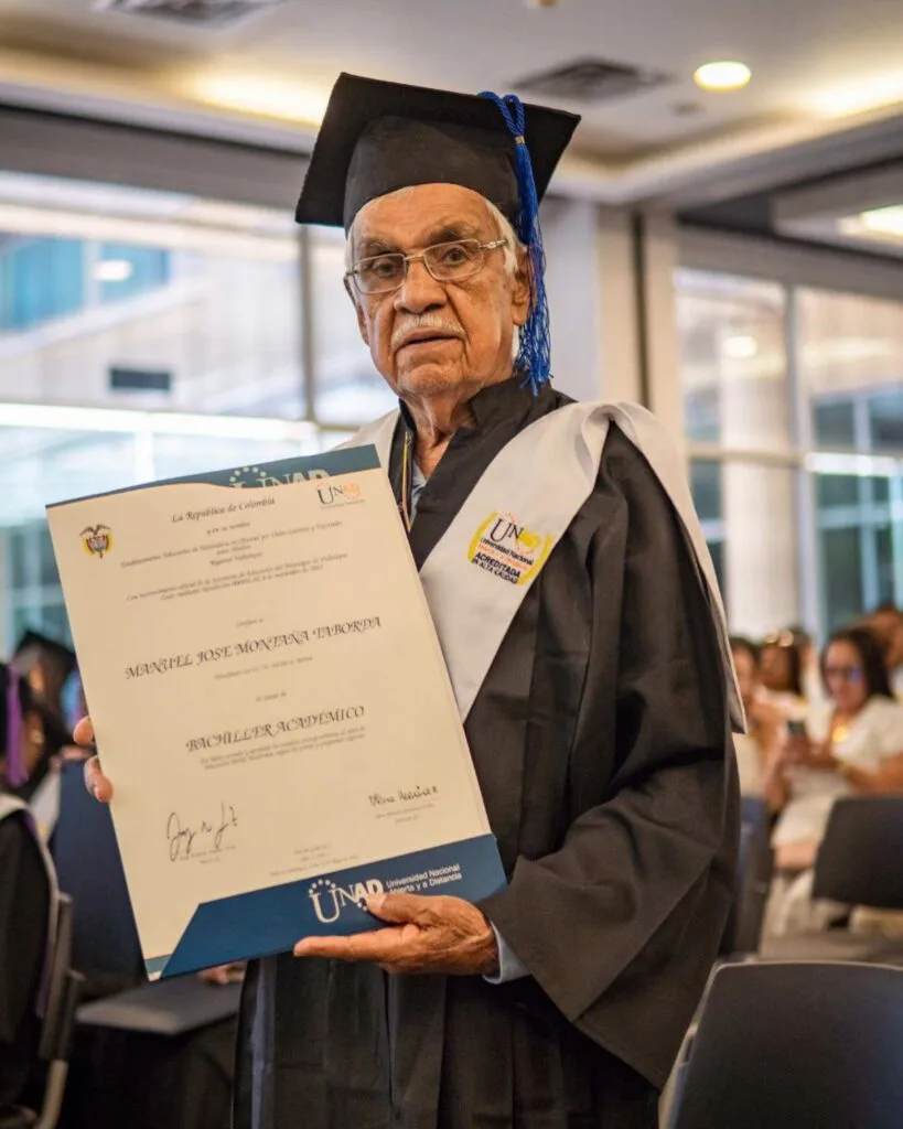 Manuel Montaño con toga y birrete durante su ceremonia de graduación como bachiller