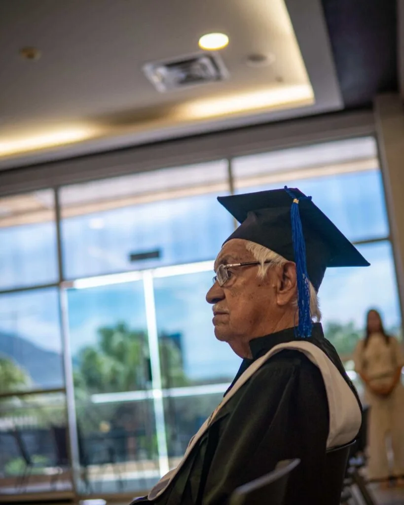 Manuel Montaño posa con su diploma de bachiller a los 91 años en Valledupar