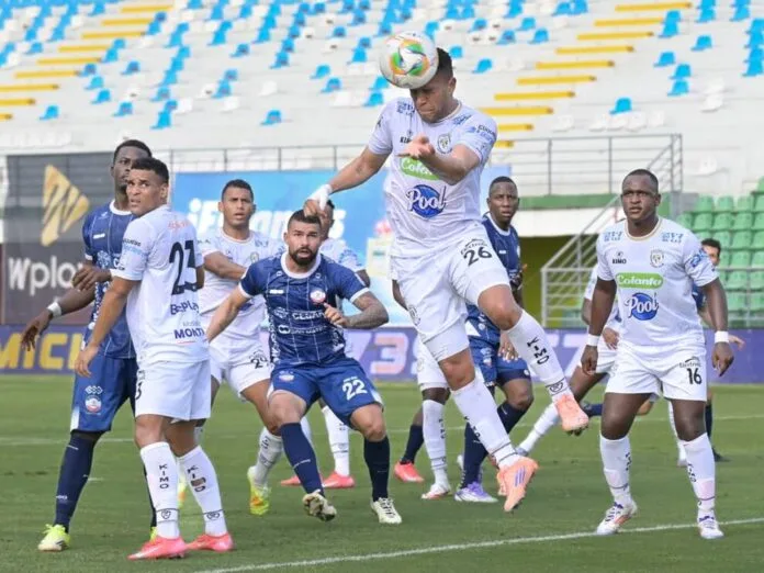 Jugadores de Jaguares y Alianza Valledupar durante un partido de la Liga BetPlay.