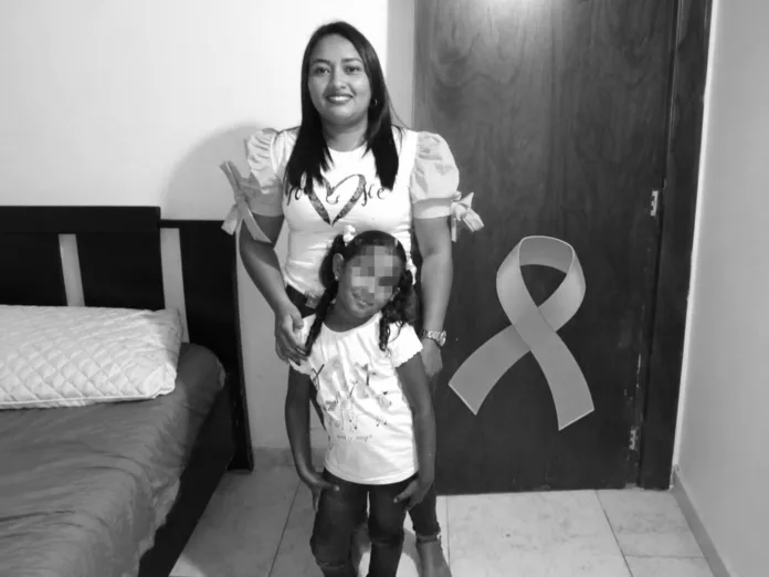 Keila Fernández Ortiz junto a su hija Luciana Fernández