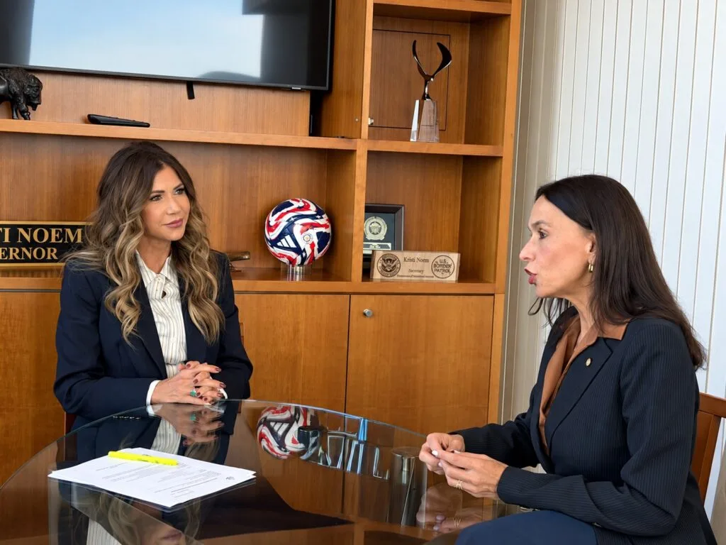 María Consuelo Araújo durante reunión con Kristi Noem en Washington