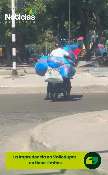 Motociclista transporta una carga sobredimensionada en una vía de Valledupar