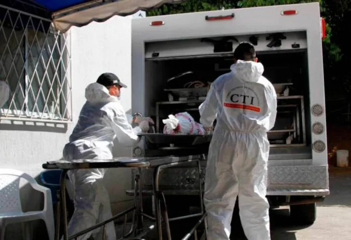 Funcionarios del CTI durante diligencias forenses