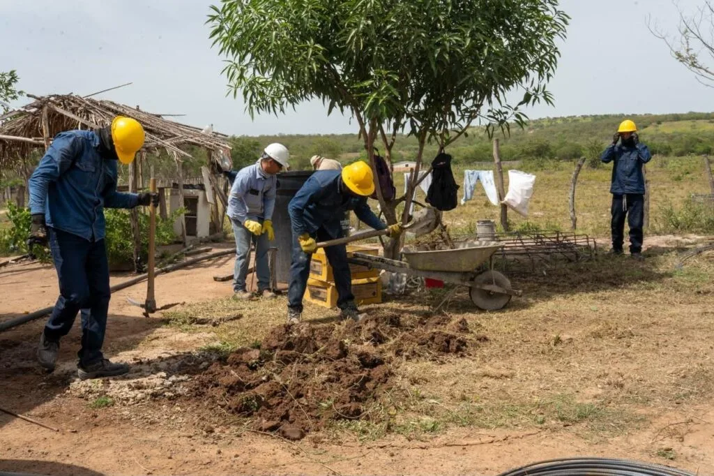 Trabajadores adelantan obras del sistema de recolección de agua lluvia en zona rural de Becerril.