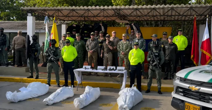 Autoridades junto a los cuerpos tras operativo contra Bendito Menor en Riohacha