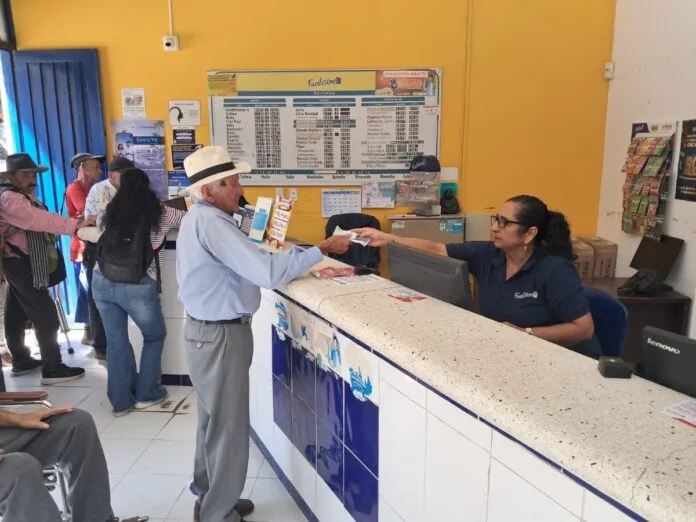 Adulto mayor recibe transferencia de Colombia Mayor en punto de pago