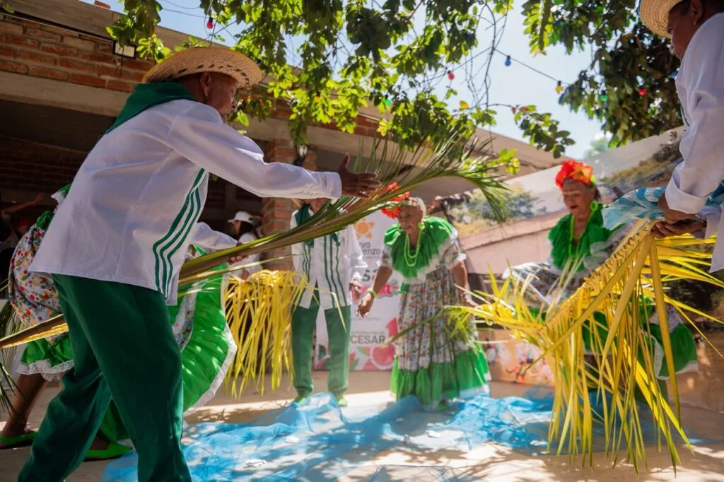 Personas mayores del Cesar participan en juegos tradicionales durante encuentro departamental en Pueblo Bello.