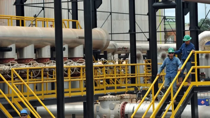 Trabajadores recorren las instalaciones de una planta térmica en Colombia