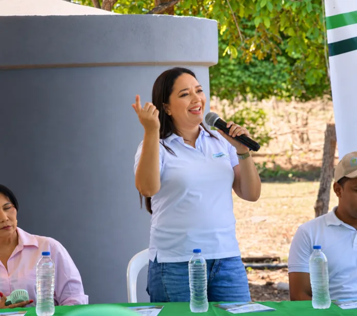 Socialización del proyecto de agua lluvia en Becerril para beneficiar a familias rurales.