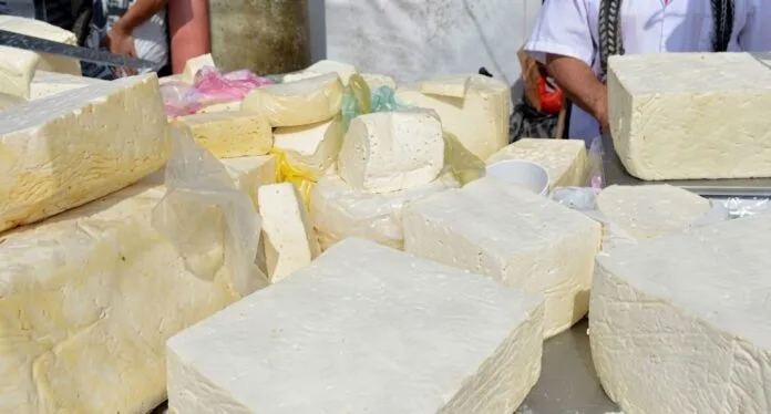 Bloques de queso fresco para la venta en un mercado