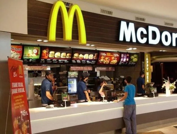 Restaurante de McDonald's ubicado dentro de un centro comercial