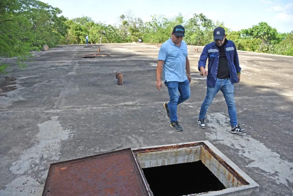 Personal técnico revisa la estructura del Tanque de La Popa en Valledupar