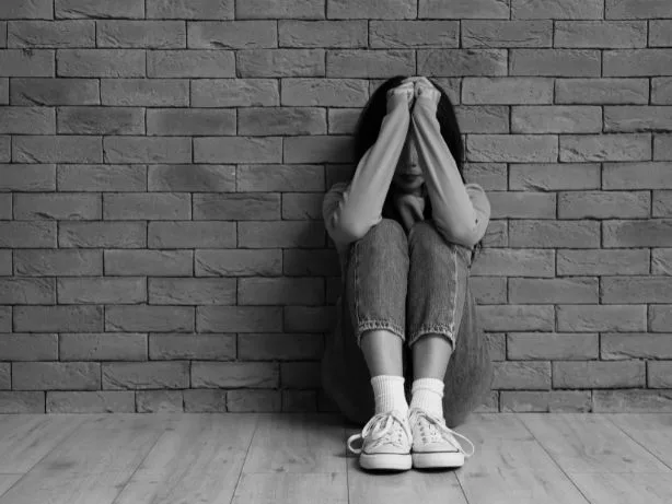 Joven en situación de angustia como imagen sobre salud mental en Valledupar