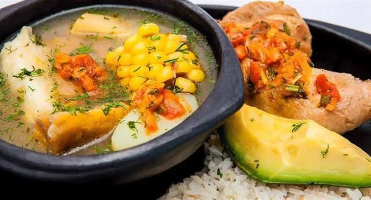 Composición con asistentes degustando platos durante la Feria Gastronómica Nuestro Sabor y una imagen de Beto Murgas con acordeón, utilizada para ilustrar su reflexión sobre los sabores y la tradición cultural de Valledupar.
