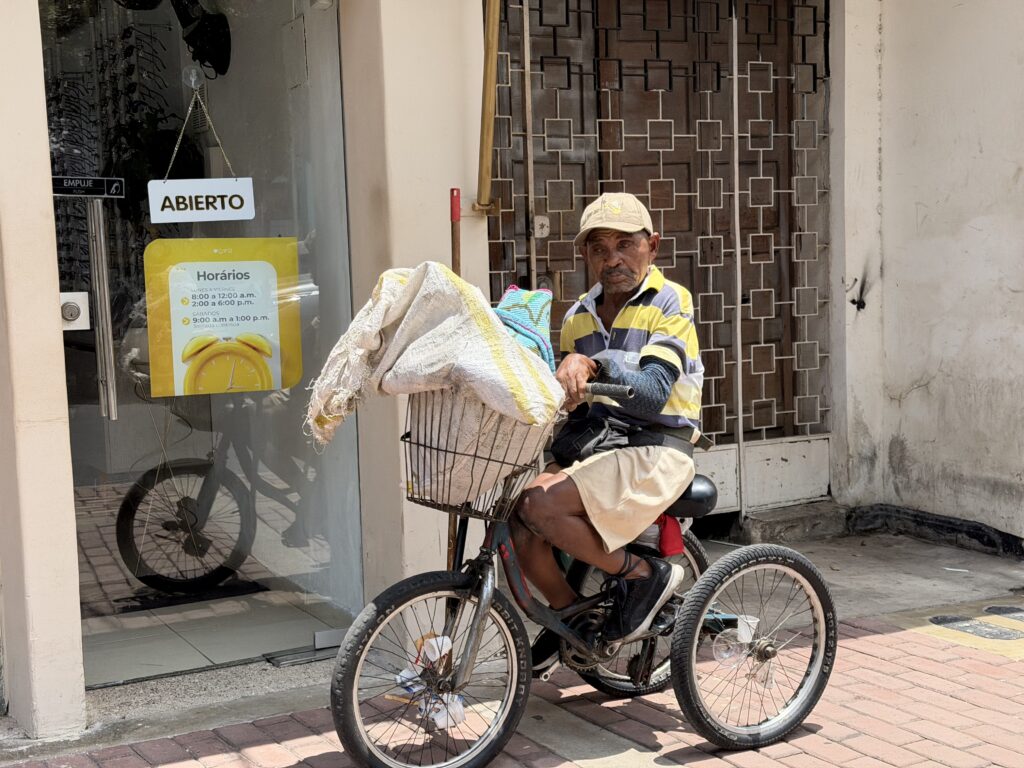Sixto en Valledupar, el hombre que se moviliza diariamente en su bicicleta