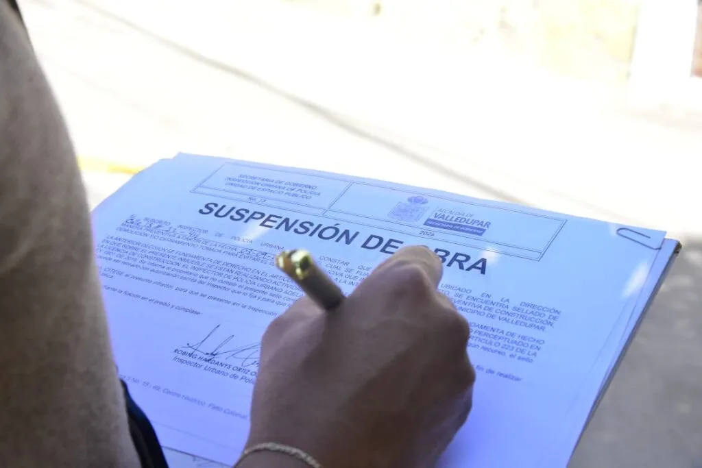 Documento de suspensión de obra durante inspección urbanística en Valledupar