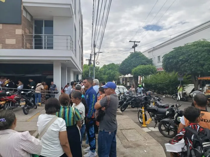 Usuarios hacen fila en una sede de Energua en Valledupar por pagos y consultas de facturación