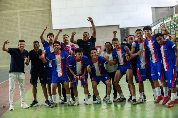 Deportistas muestran sus medallas durante los Juegos Intercolegiados Cesar 2026.