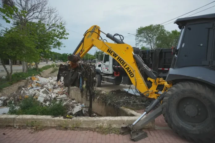 Maquinaria retira residuos acumulados en la acequia Las Mercedes de Valledupar.