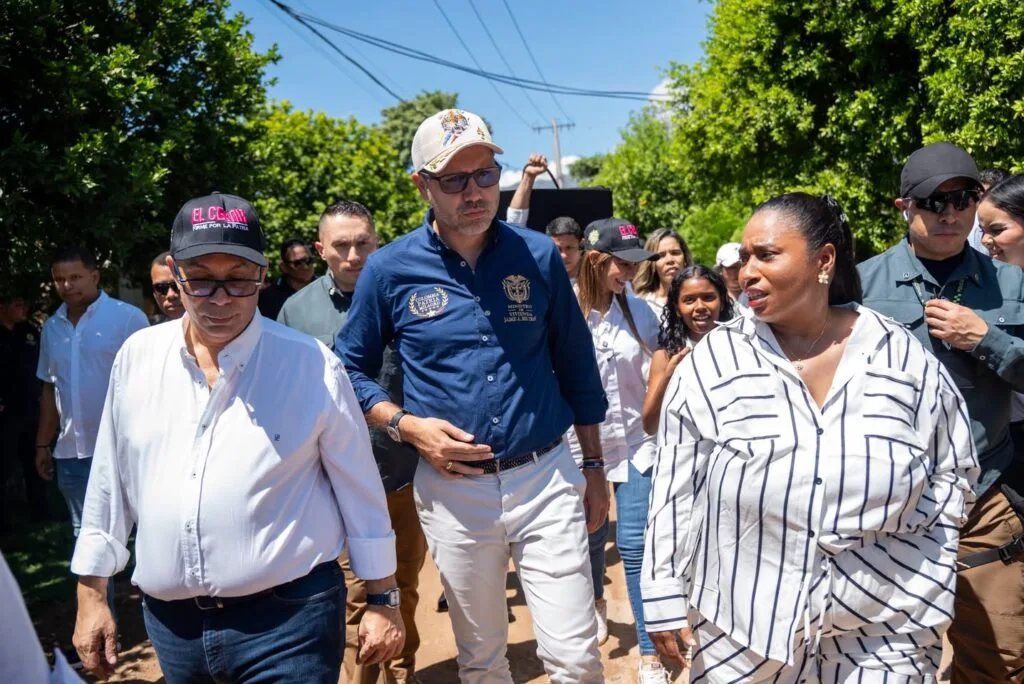 Autoridades recorren comunidad Kankuamo beneficiada con mejoramientos de vivienda en Valledupar.