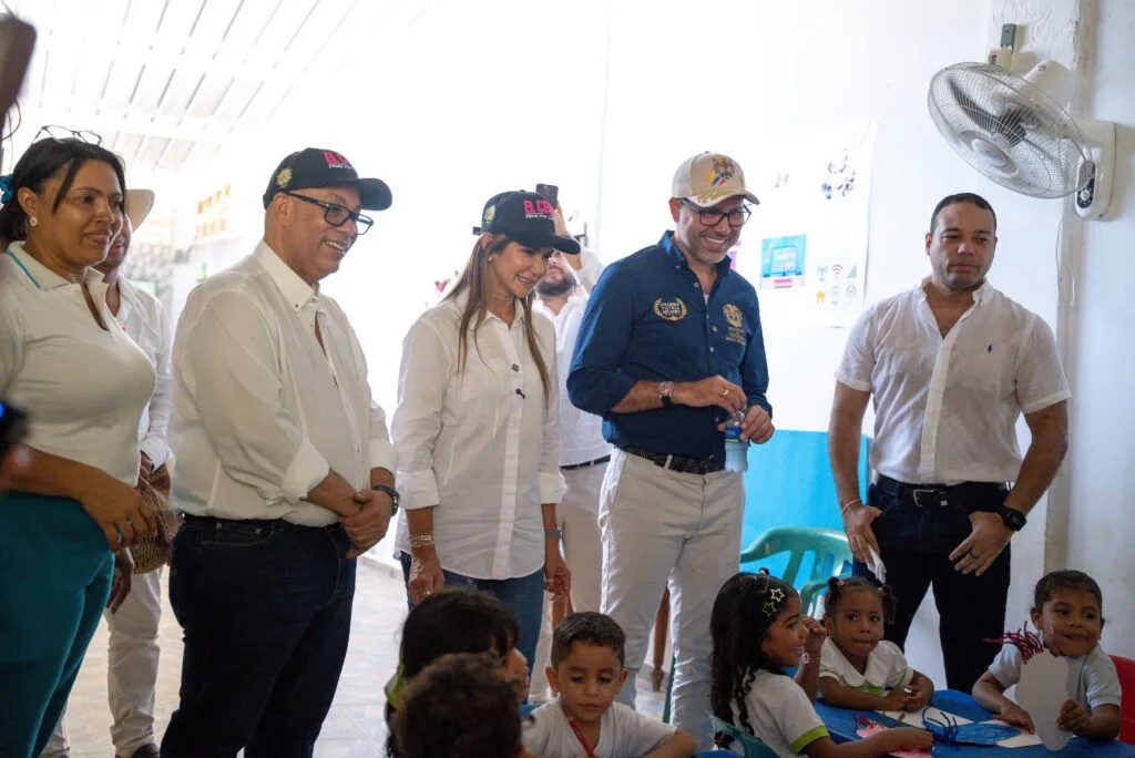 : Autoridades y comunidad Kankuamo durante visita por mejoramientos de vivienda en Valledupar.