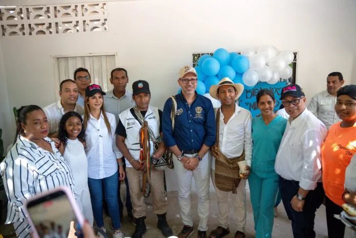 Integrantes del pueblo Kankuamo y autoridades durante entrega de mejoramientos de vivienda en Valledupar.