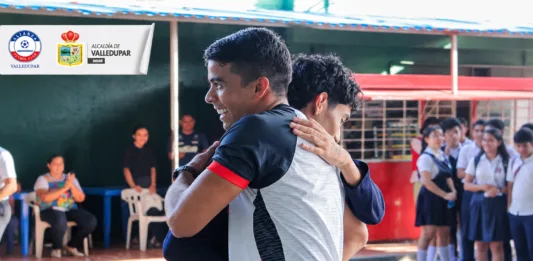 Jugador de Alianza Valledupar comparte con un estudiante del colegio Prudencia Daza.