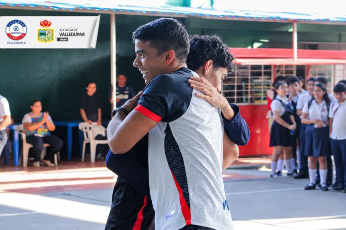 Jugador de Alianza Valledupar comparte con un estudiante del colegio Prudencia Daza.