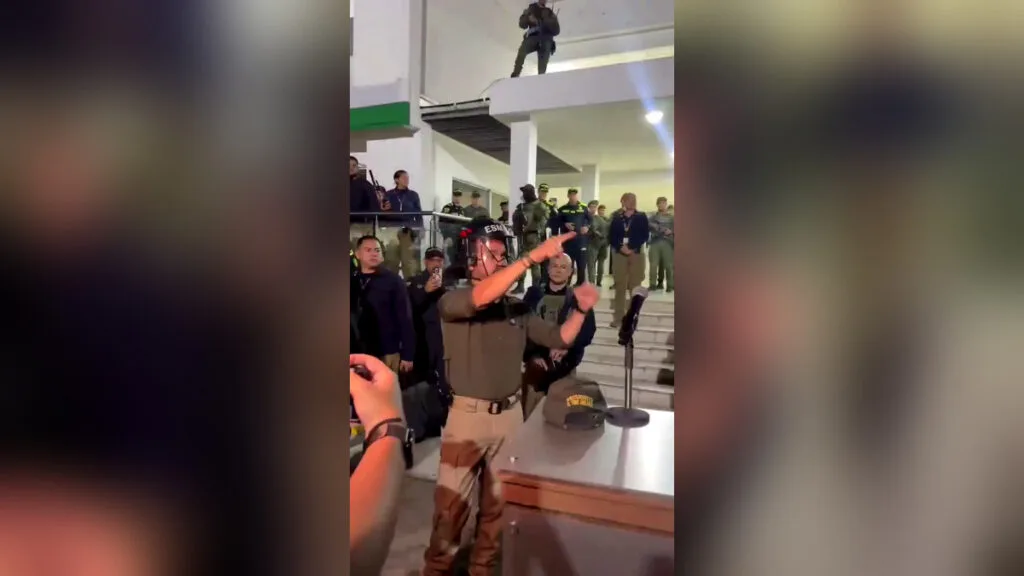 Abelardo de la Espriella con casco del Esmad señala hacia los asistentes durante un encuentro con integrantes de la Fuerza Pública.
