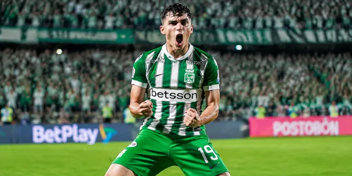 Jugador de Atlético Nacional celebra durante un partido de la Liga BetPlay.