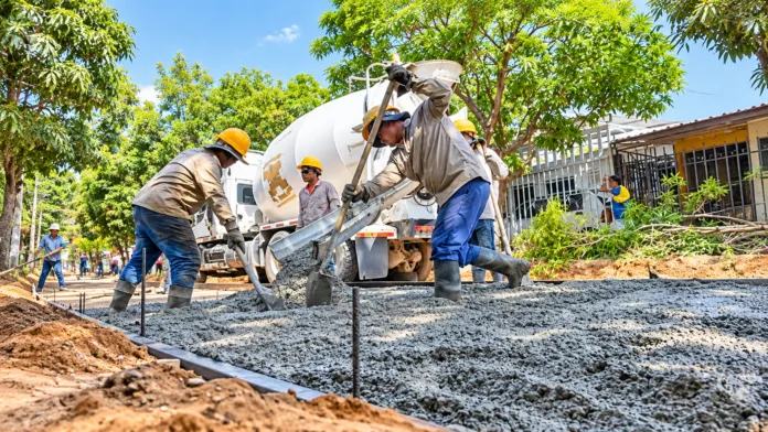 Trabajadores realizan obras de pavimentación con concreto, relacionadas con inversiones viales financiadas por la Gobernación del Cesar.